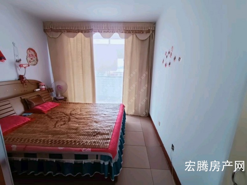 一建家属楼大两居房东诚心出售 。