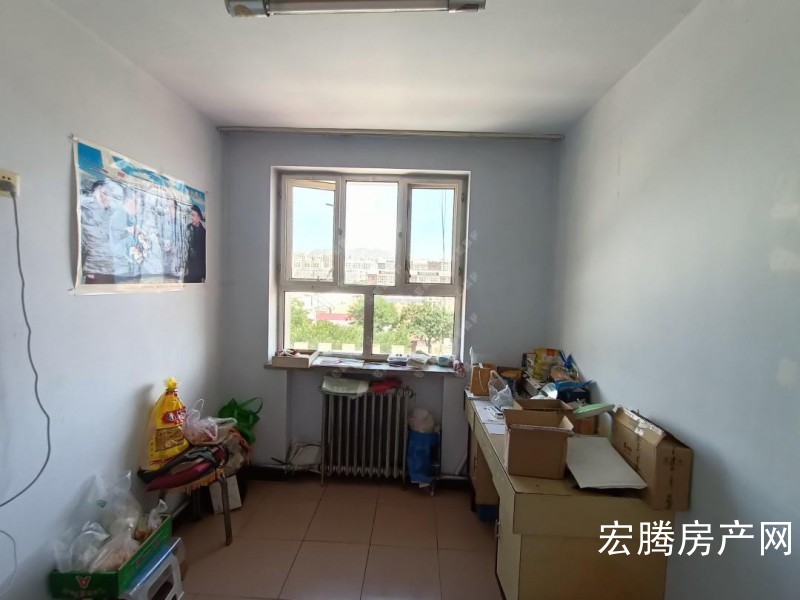 胡庄煤矿家属楼普通装修三居诚心出售。